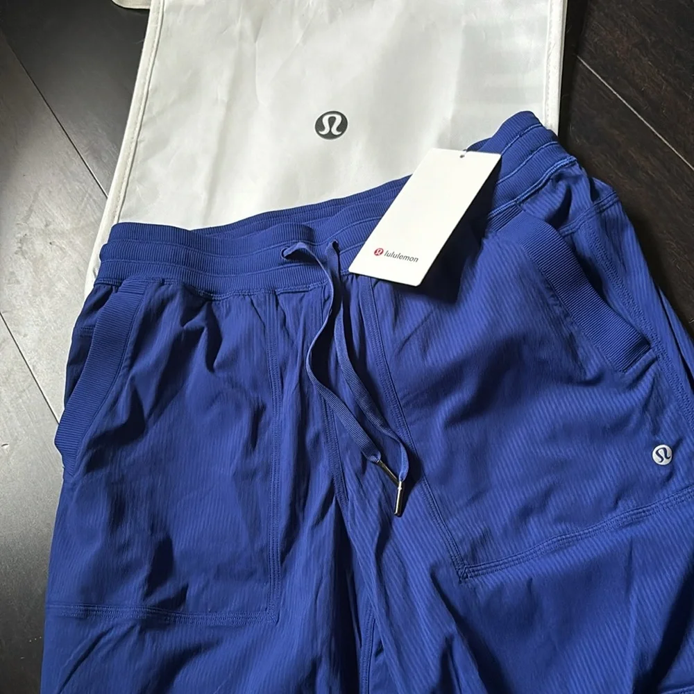 LULULEMON DANCE STUDIO RELAXED FIT MR CARGO PANTS IN LARK SZ M NWT - Picture 4 of 11